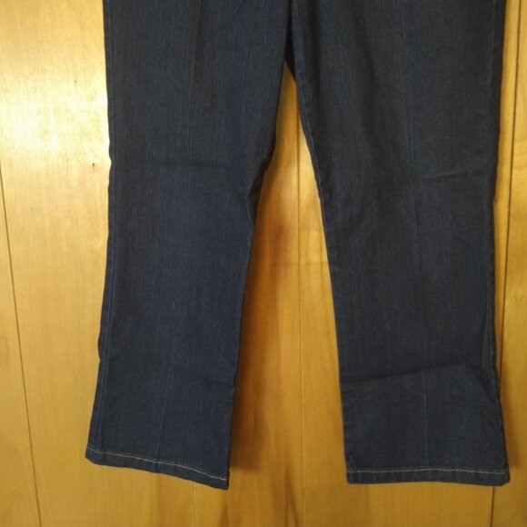 BANDOLINO WOMEN'S SIZE 8 DARK BLUE JEANS WITH FLAP POCKETS CROP - Picture 3 of 5
